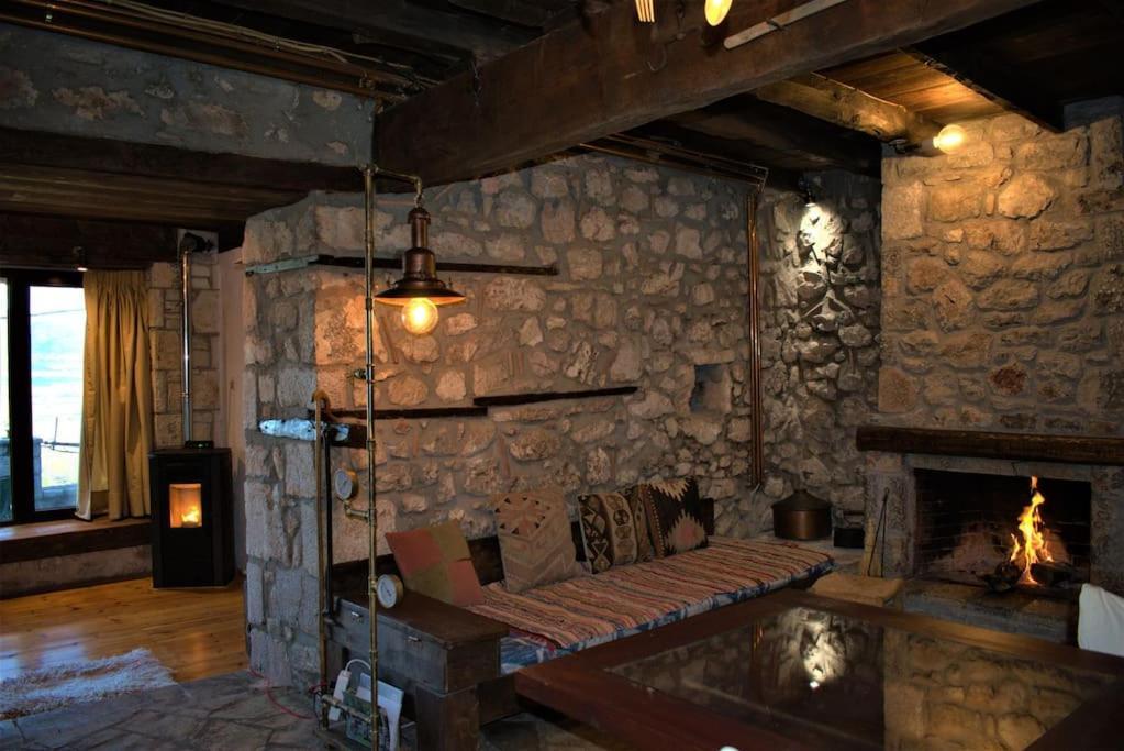 Μικρή Πέτρινη Μεζονέτα 2 Villa Lílaia Eksteriør billede
