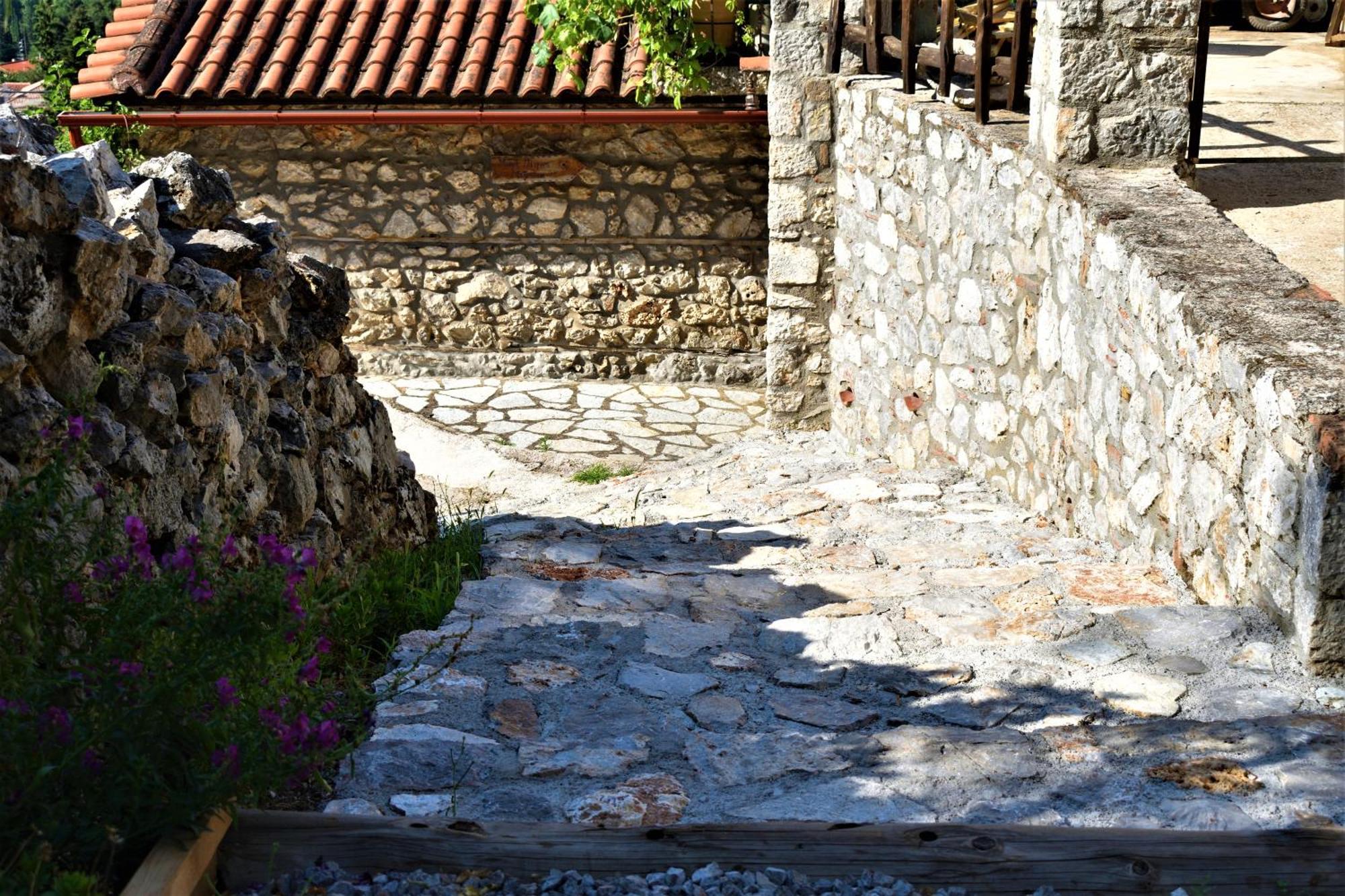 Μικρή Πέτρινη Μεζονέτα 2 Villa Lílaia Eksteriør billede